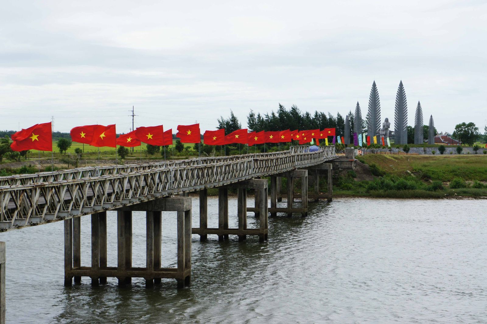 Hien Luong Bridge - Transfer To Hoian